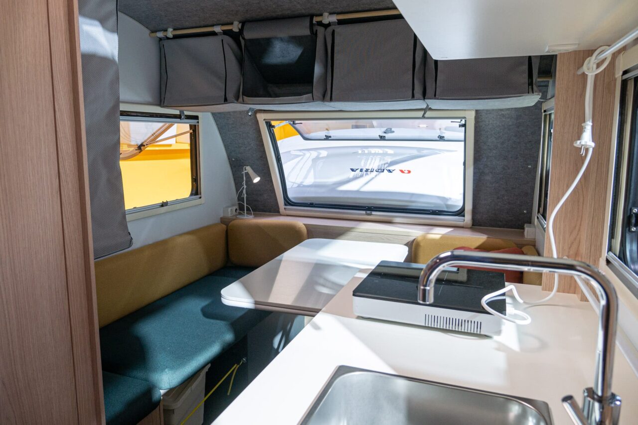 Adria Aviva Lite 360 DK (2024) : mini-caravane minimaliste et légère pour quatre personnes - avec visite à 360° ! 10 adria aviva lite 360 dk sitzgruppe kueche