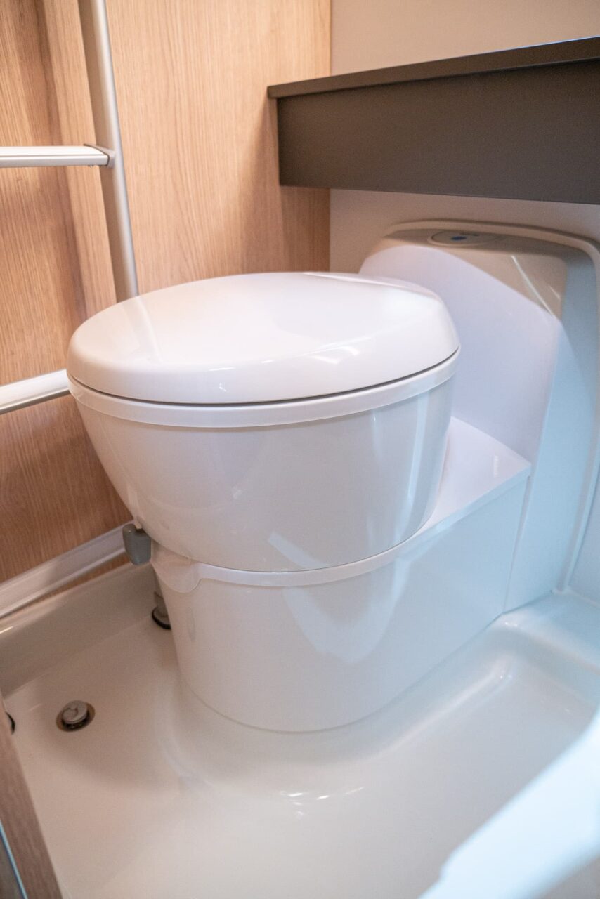 Adria Aviva Lite 360 DK (2024) : mini-caravane minimaliste et légère pour quatre personnes - avec visite à 360° ! 9 adria aviva lite 360 dk toilette