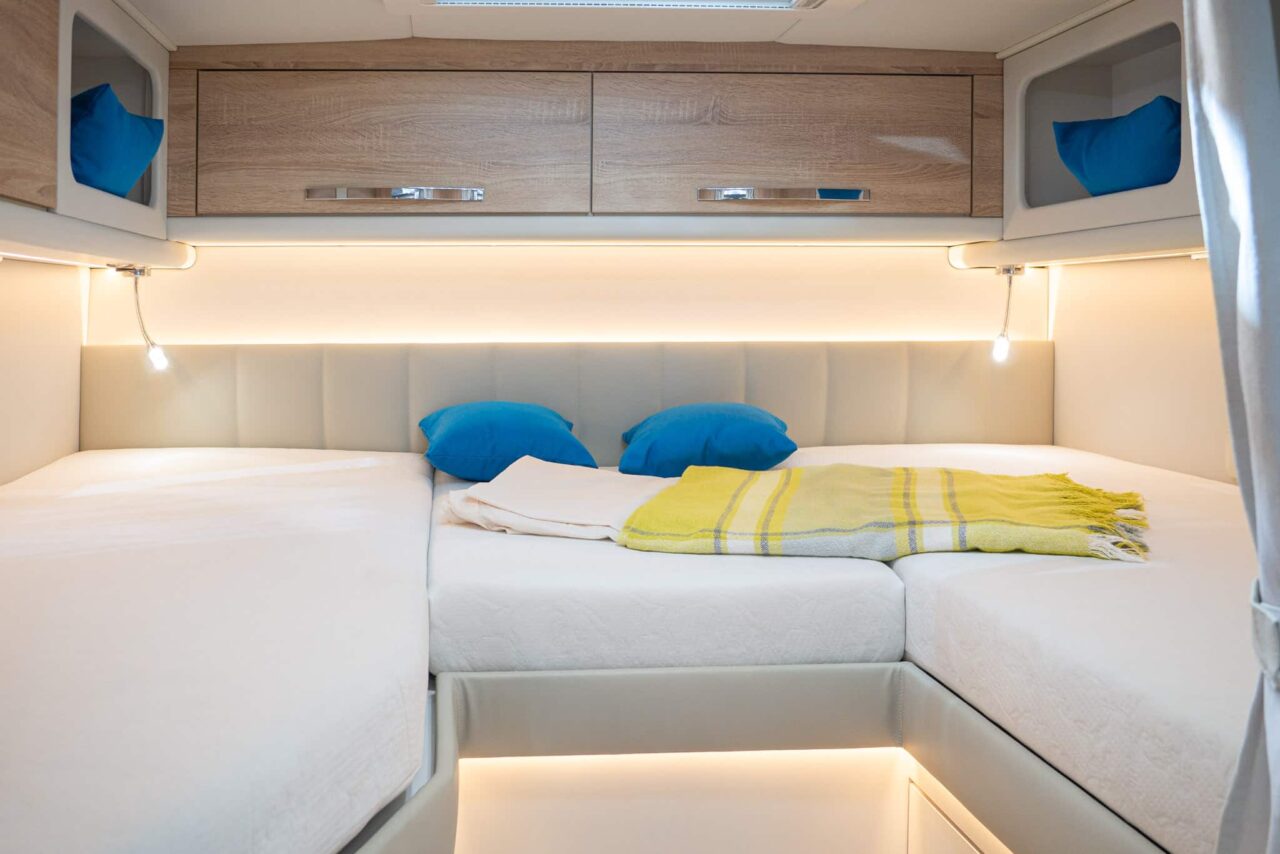 Atlantis Deluxe 695 (2024) : camping-car confortable et luxueux pour quatre personnes - avec visite à 360° ! 5 atlanis deluxe 695 heckbett