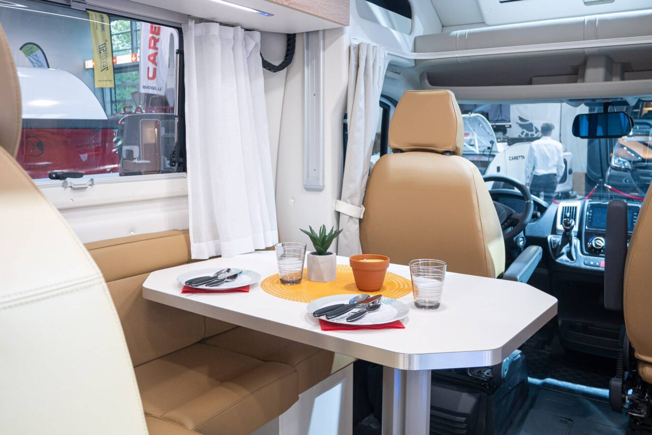 Atlantis Deluxe 695 (2024) : camping-car confortable et luxueux pour quatre personnes - avec visite à 360° ! 3 atlantis deluxe 695 fahrerkabine