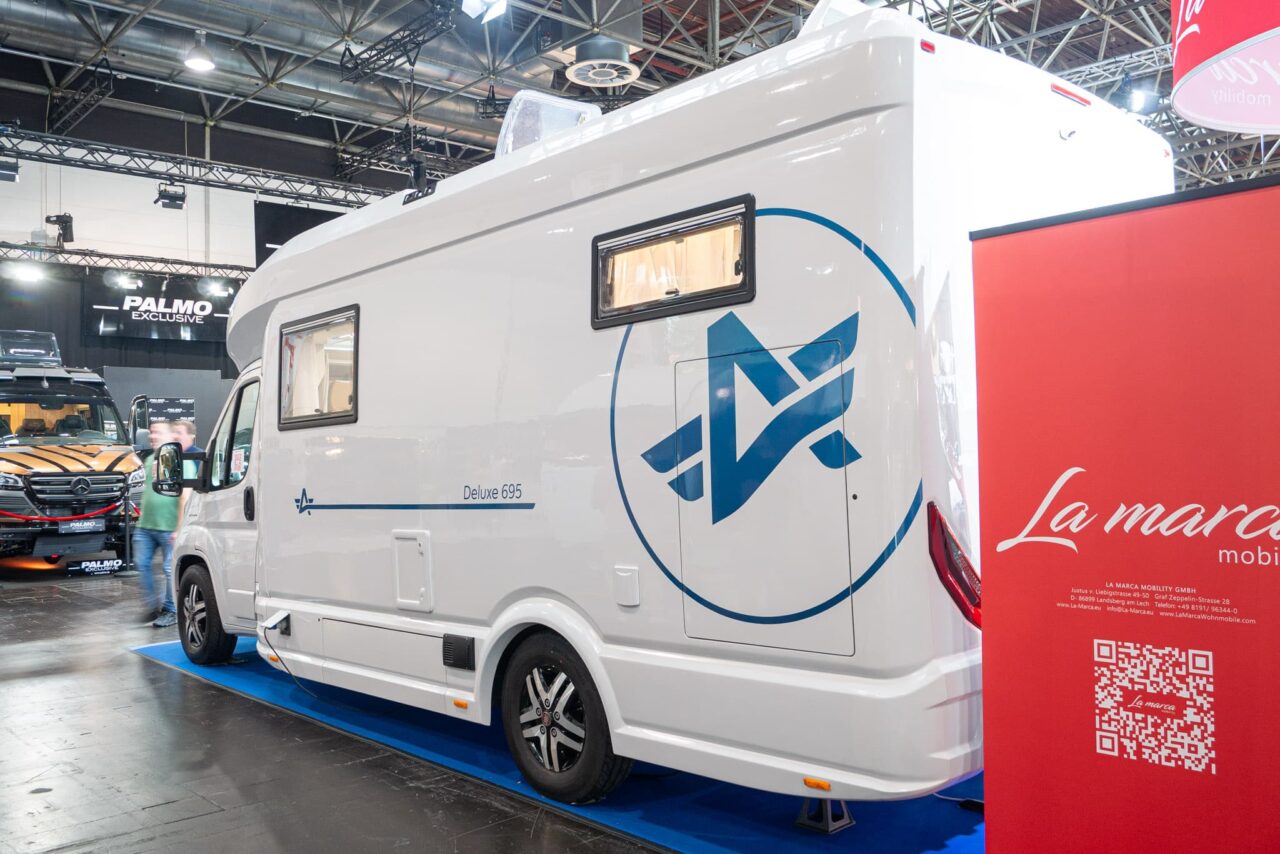 Atlantis Deluxe 695 (2024) : camping-car confortable et luxueux pour quatre personnes - avec visite à 360° ! 1 atlantis deluxe 695 seite