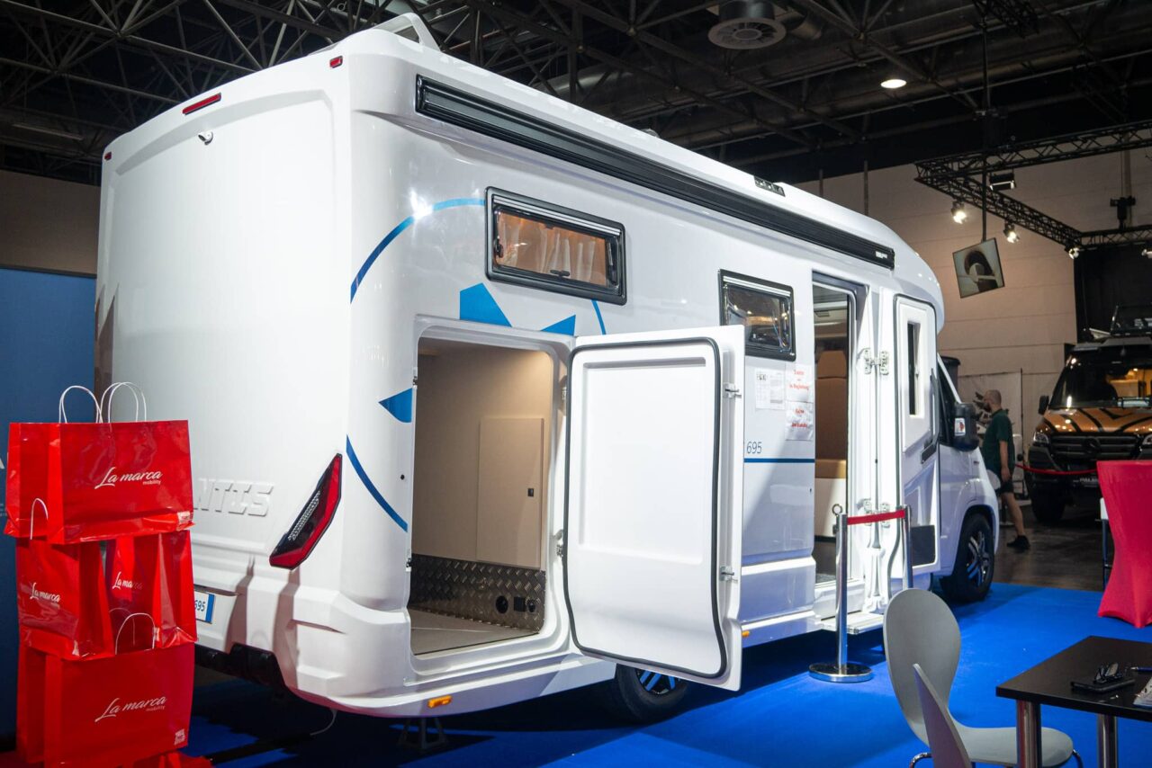 Atlantis Deluxe 695 (2024) : camping-car confortable et luxueux pour quatre personnes - avec visite à 360° ! 11 atlantis deluxe 695 seitenansicht