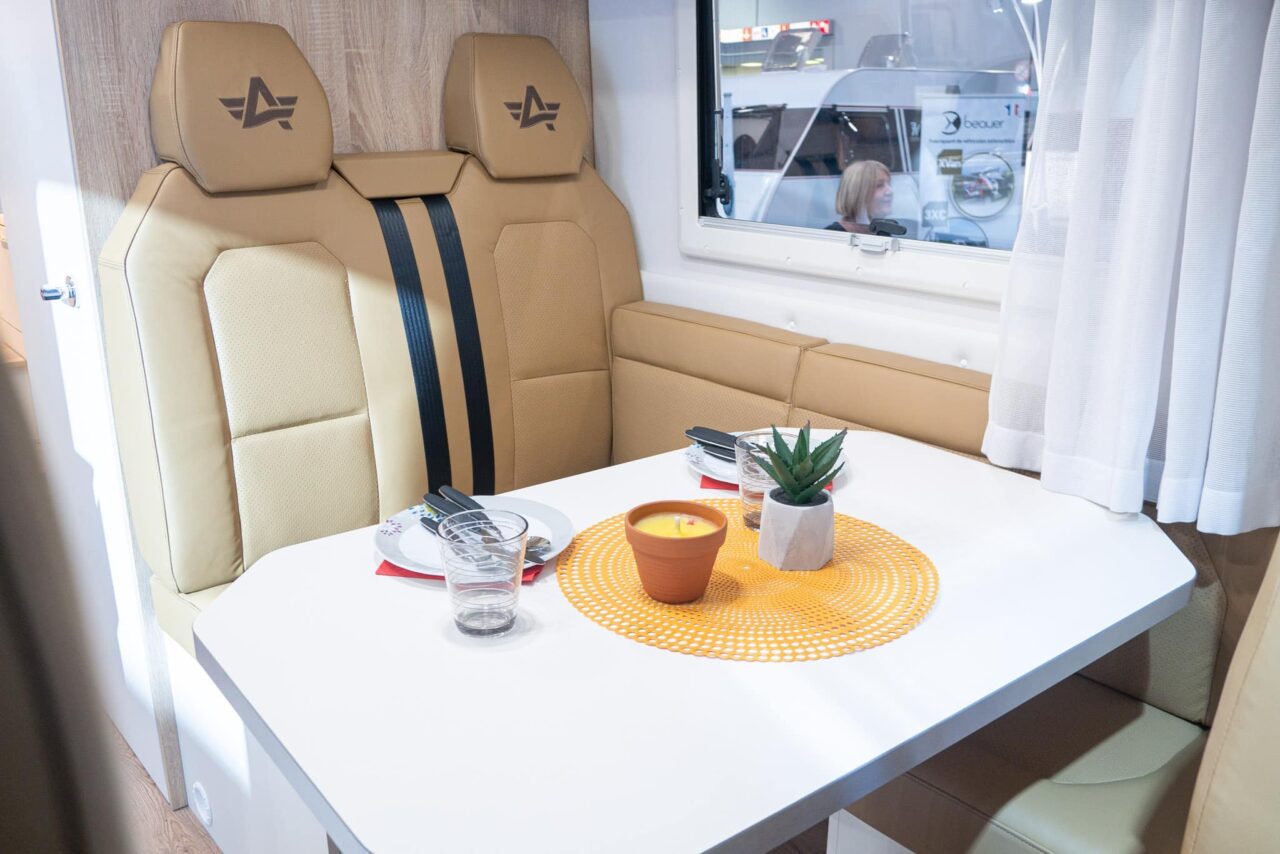 Atlantis Deluxe 695 (2024) : camping-car confortable et luxueux pour quatre personnes - avec visite à 360° ! 4 atlantis deluxe 695 sitzgruppe