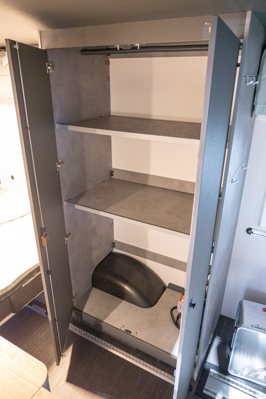 dethleffs yoka go kleiderschrank offen