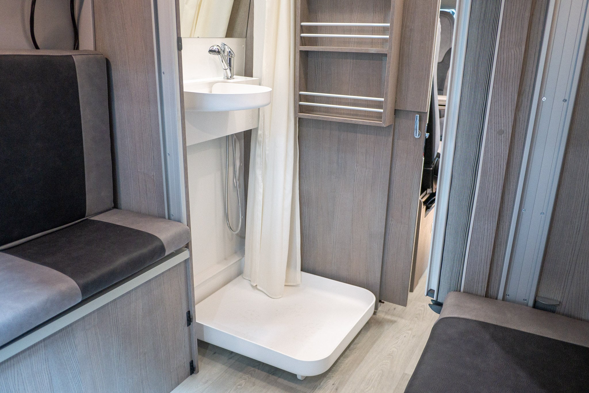 FurgoK Xpace 600+ (2024) : camping-car innovant avec toit ultra haut et salle de bain flexible