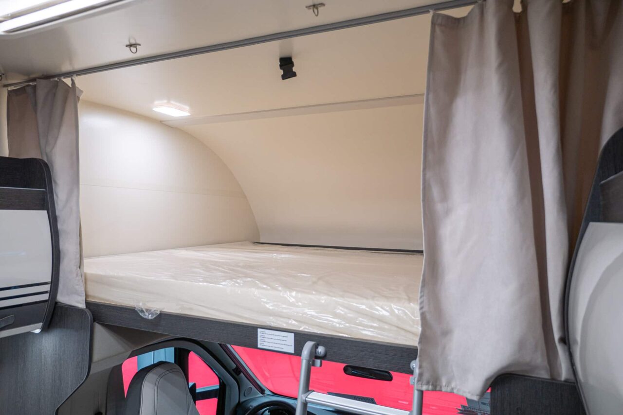 Roller Team Kronos 290 M Advance (2024) : cinq places de couchage et grand garage arrière dans un camping-car à capucine 2 roller team kronos 279 m alkovenbett