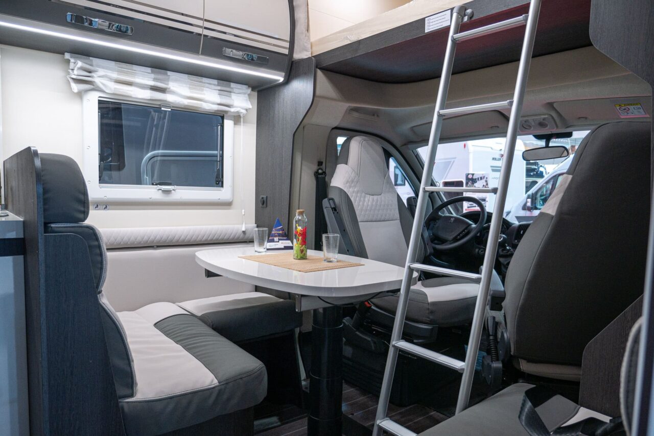 Roller Team Kronos 290 M Advance (2024) : cinq places de couchage et grand garage arrière dans un camping-car à capucine 5 roller team kronos 279 m dinette