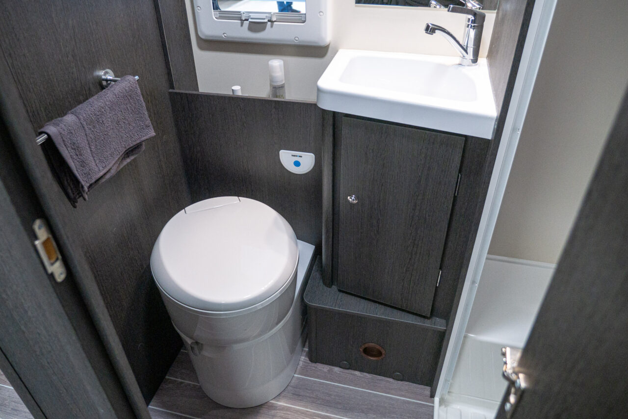 Roller Team Kronos 290 M Advance (2024) : cinq places de couchage et grand garage arrière dans un camping-car à capucine 9 roller team kronos 279 toilette