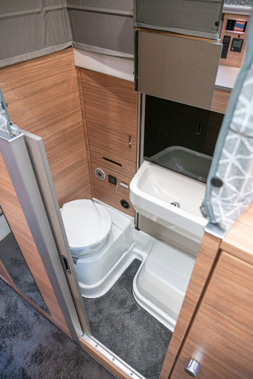Weinsberg X-Cursion CUV 500 LT (2024) : camping-car semi-intégré sur base Bulli avec toit relevable électrique - avec visite à 360° ! 8 weinsberg x cursion cuv 500 lt bad