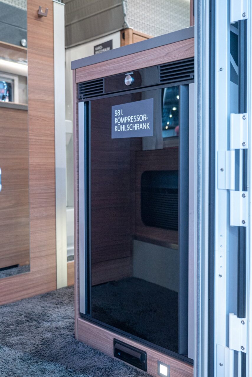 Weinsberg X-Cursion CUV 500 LT (2024) : camping-car semi-intégré sur base Bulli avec toit relevable électrique - avec visite à 360° ! 7 weinsberg x cursion cuv 500 lt kuehlschrank