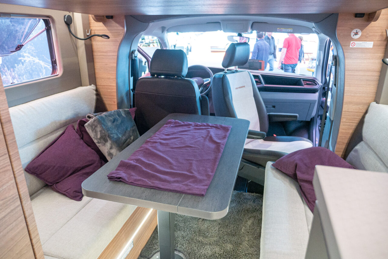Weinsberg X-Cursion CUV 500 LT (2024) : camping-car semi-intégré sur base Bulli avec toit relevable électrique - avec visite à 360° ! 4 weinsberg x cursion cuv 500 lt sitzgruppe