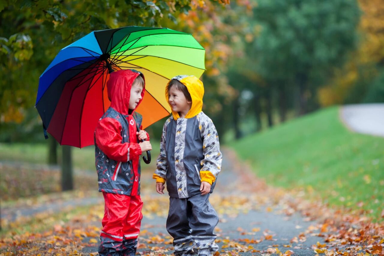 Camping avec enfant liste d'emballage avec vêtements de pluie
