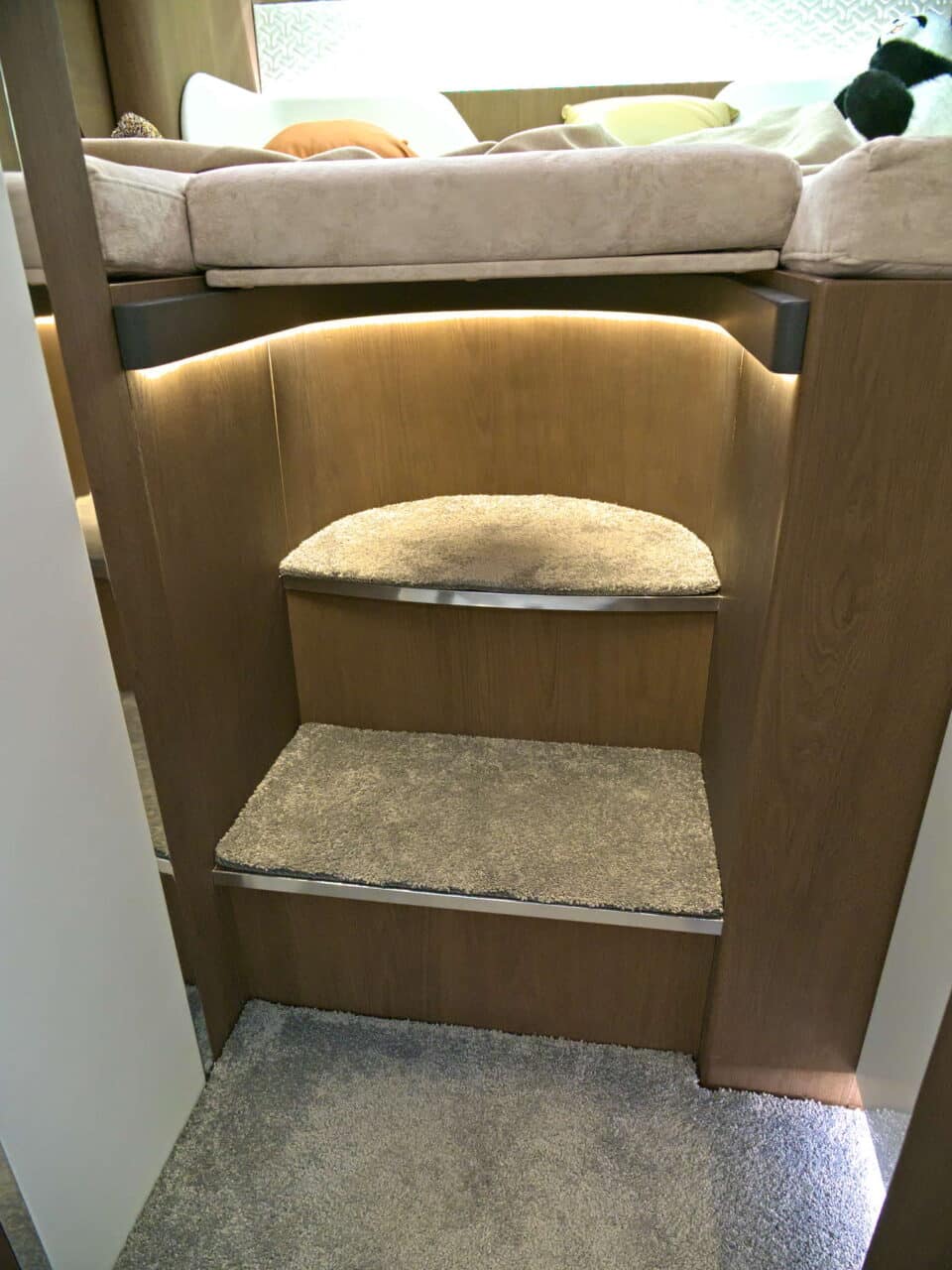 Deddle RV Carbonic Liner 78 - Escalier vers le lit à l'arrière Caravan Salon 2024