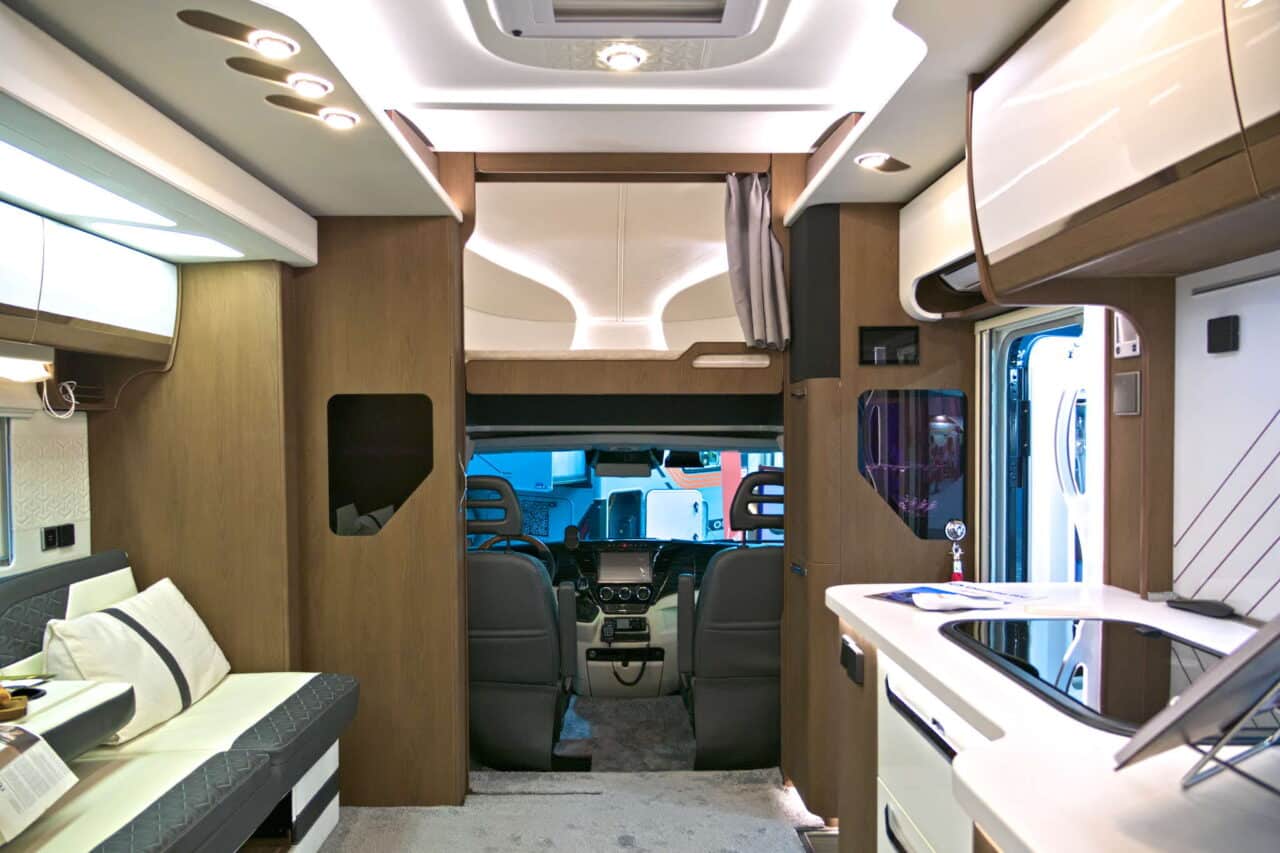 Deddle RV Carbonic Liner 78 - Cabine du conducteur Caravan Salon 2024