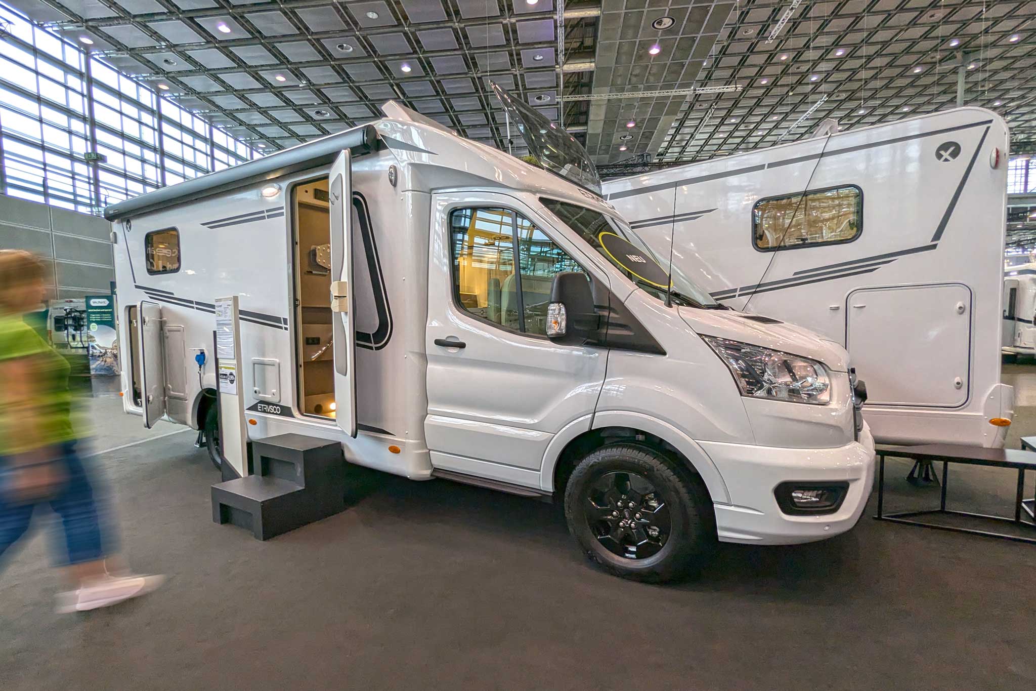 Nouveautés du Caravan Salon 2024 : Etrusco V 6.8 SCF – camping-car semi-intégré aux dimensions compactes