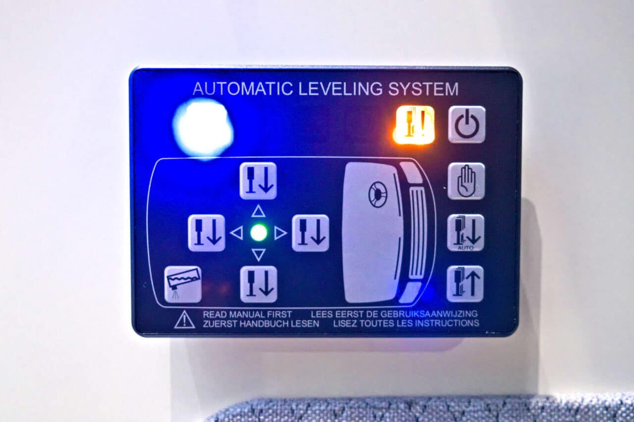 Nouveautés Caravan Salon 2024 : Premier système de support hydraulique spécialement conçu pour les fourgons - LevelVan d'AL-KO 4 al ko levelvan bedienung