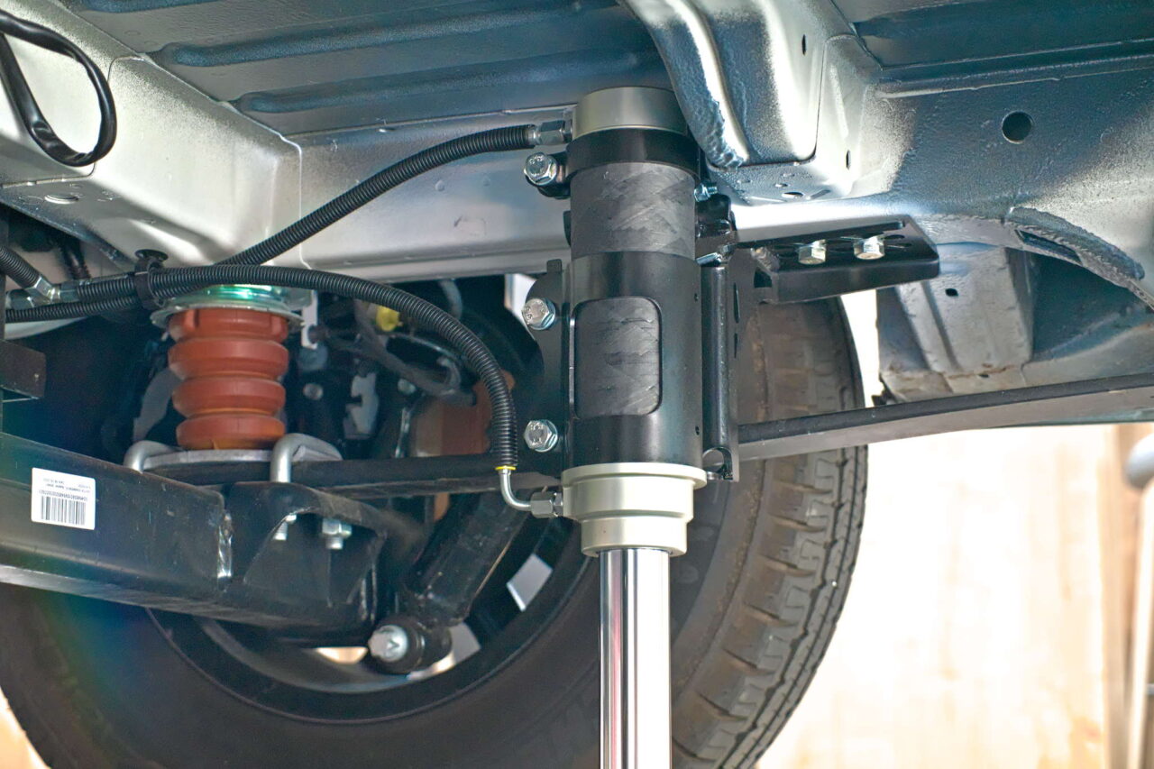 Nouveautés Caravan Salon 2024 : Premier système de support hydraulique spécialement conçu pour les fourgons - LevelVan d'AL-KO 5 al ko levelvan seitenansicht