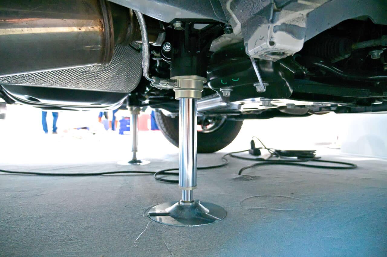 Nouveautés Caravan Salon 2024 : Premier système de support hydraulique spécialement conçu pour les fourgons - LevelVan d'AL-KO 2 AL-KO E&P LevelVan Caravan Salon 2024