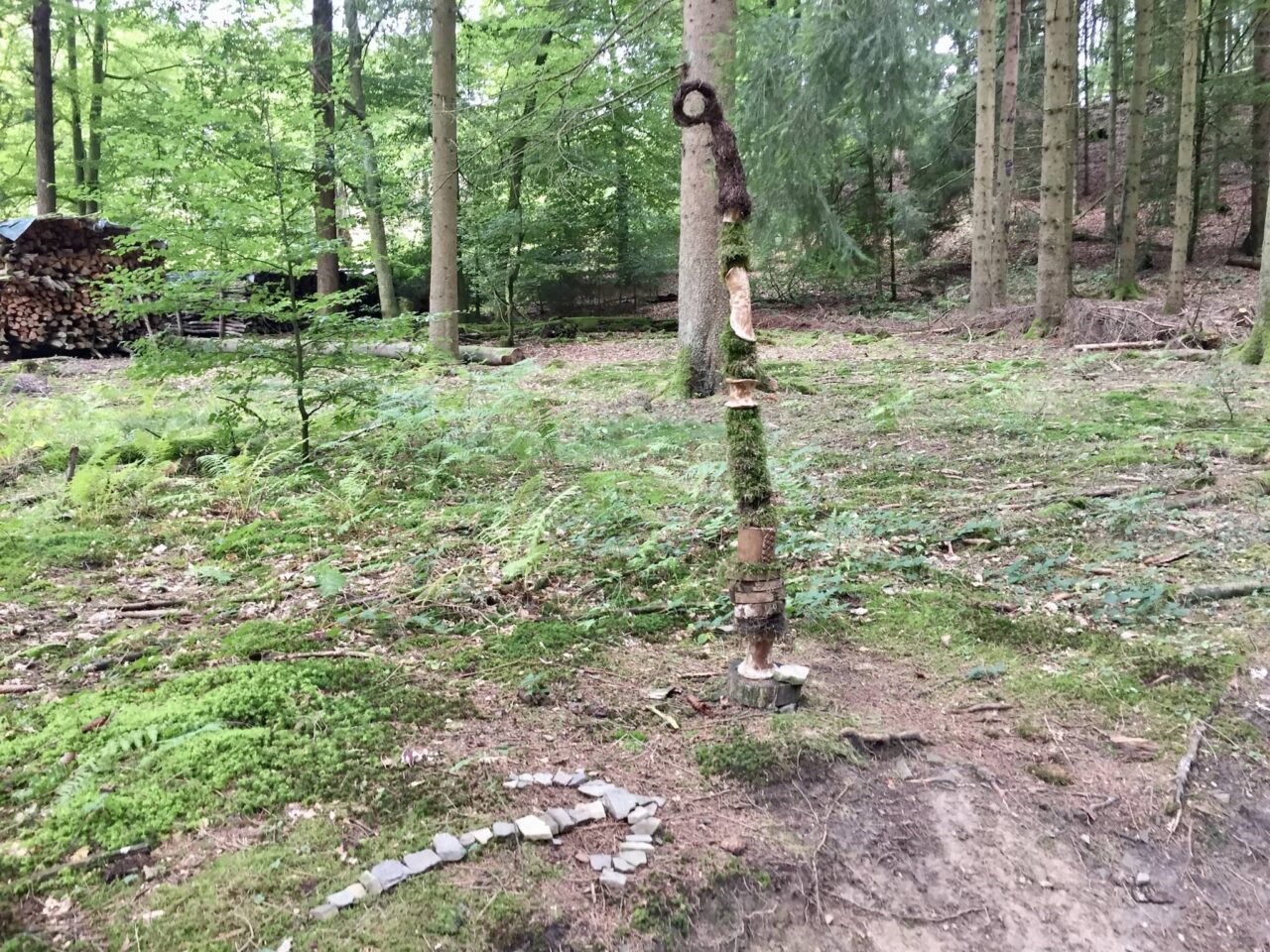 Bricoler avec des matériaux naturels comme idées de jeux pour les enfants en camping