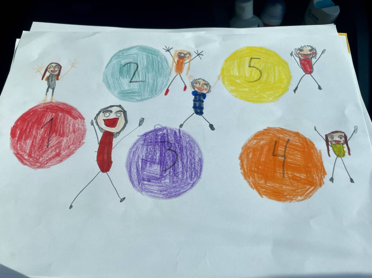 Peinture et jeux de devinettes avec les enfants