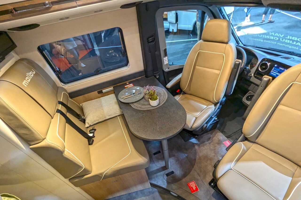 Nouveautés Caravan Salon 2024 : Malibu Genius 641 LE - un confort compact avec une extension de hayon innovante 8 Sitzgruppe 3768