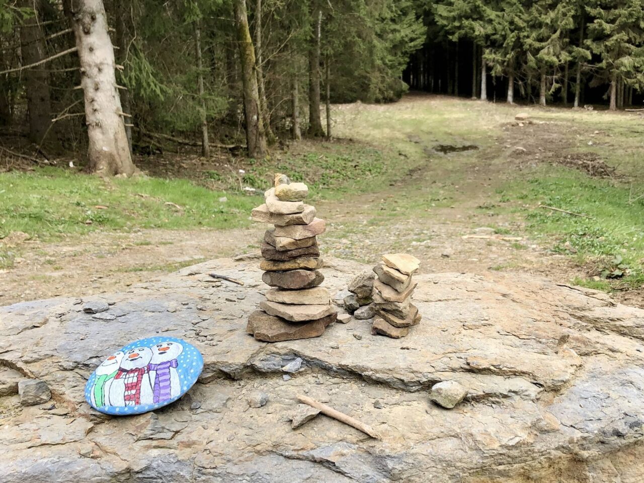 Peindre des pierres comme activité de plein air en camping avec des enfants