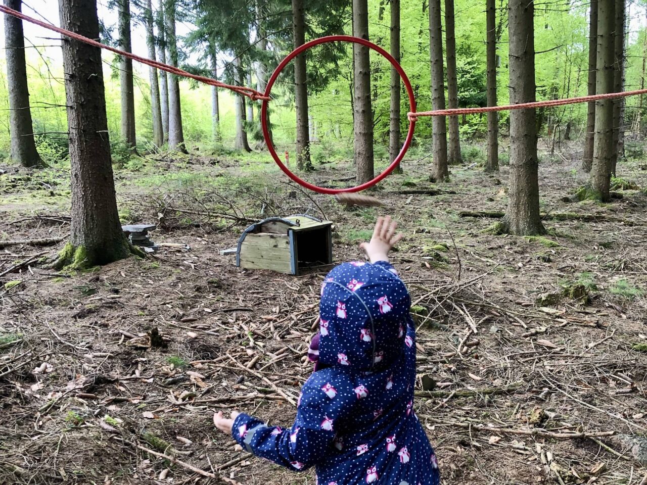 Le lancer de pommes de pin comme jeu d'enfant en plein air