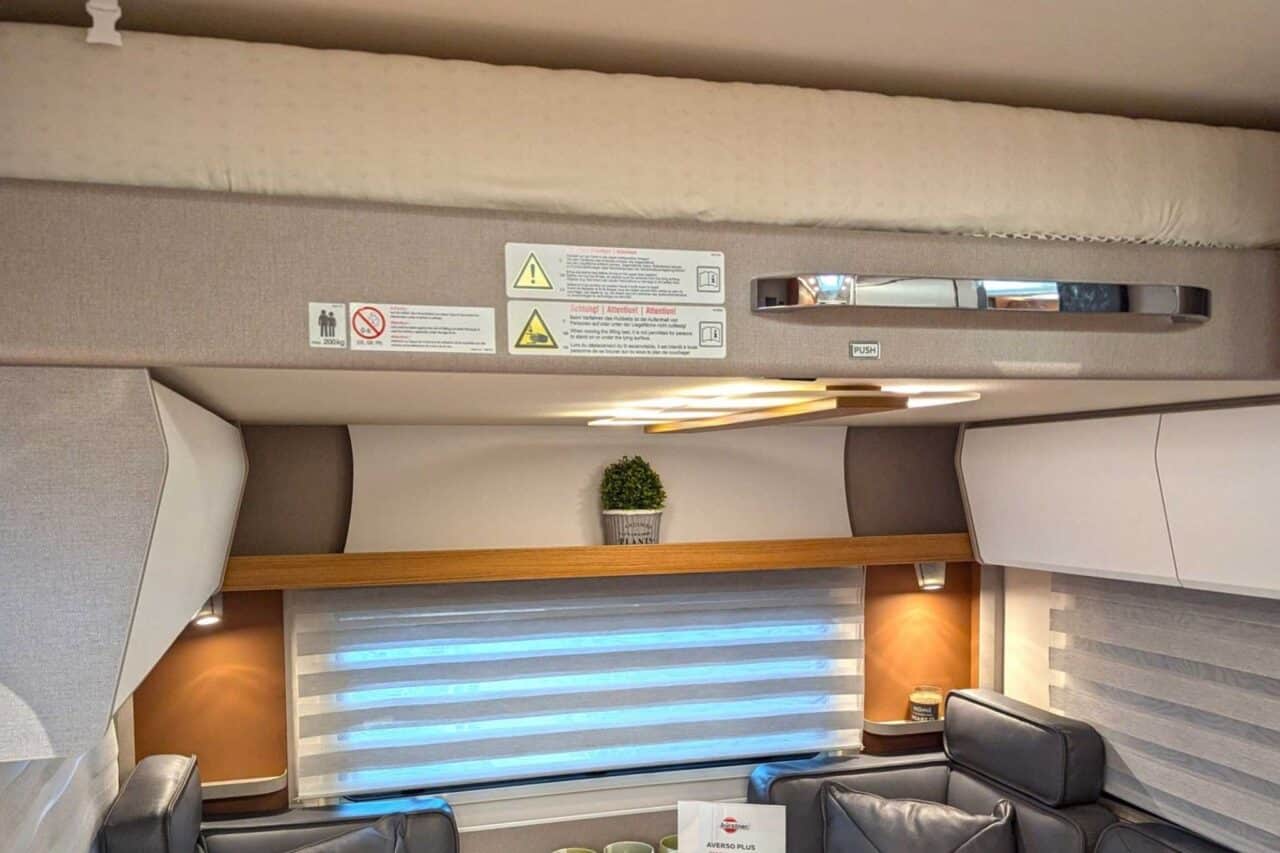 Bürstner Averso Plus 520 TL (2025) - Caravane compacte avec jusqu'à 6 places de couchage 1 buerstner averso plus 520 tl hubbett caravan salon 2024 c stefan blanz
