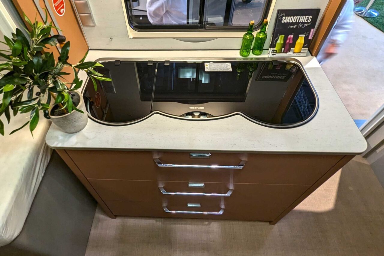 Bürstner Averso Plus 520 TL (2025) - Caravane compacte avec jusqu'à 6 places de couchage 4 buerstner averso plus 520 tl kueche caravan salon 2024 c stefan blanz