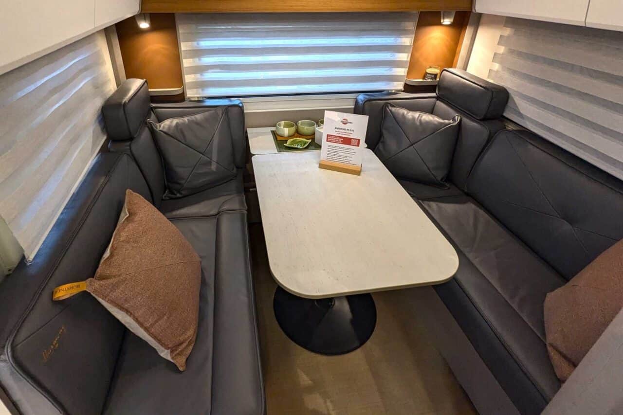 Bürstner Averso Plus 520 TL (2025) - Caravane compacte avec jusqu'à 6 places de couchage 3 buerstner averso plus 520 tl sitzgruppe caravan salon 2024 c stefan blanz