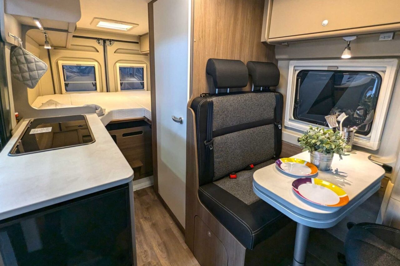 Nouveautés Caravan Salon 2024 : Carado CV 602 - le fourgon de 6 mètres pour la petite famille 1 carado cv 602 uebersicht innen
