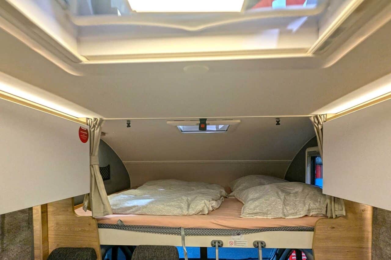 Dethleffs XL Family A (2025) - capucine familiale avec beaucoup d'espace et de rangement 3 dethleffs xl family a caravan salon 2024 bett alkoven