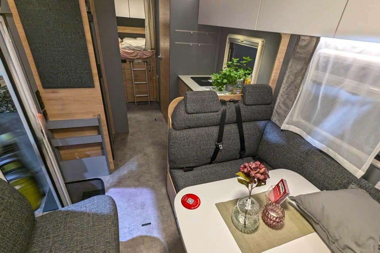 Dethleffs XL Family A (2025) - capucine familiale avec beaucoup d'espace et de rangement 1 dethleffs xl family a caravan salon 2024 interieur