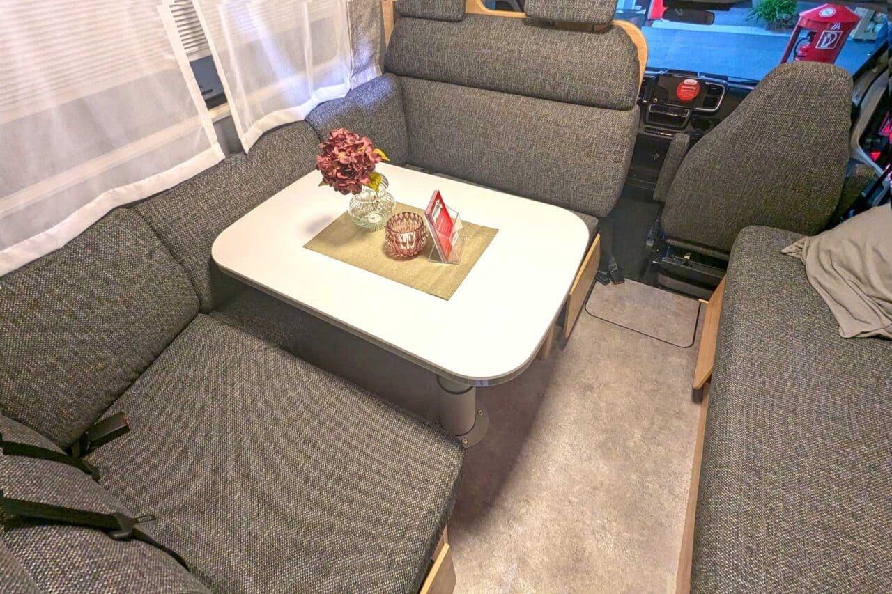 Dethleffs XL Family A (2025) - capucine familiale avec beaucoup d'espace et de rangement 2 dethleffs xl family a caravan salon 2024 sitzgruppe