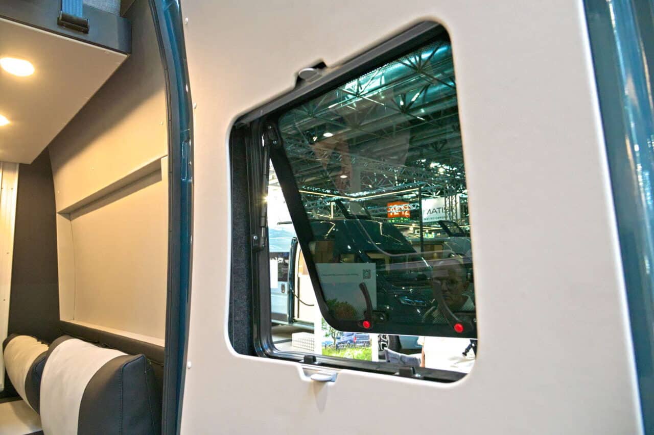 FURGOK X-LOUNGE 600+ (2025) Fenêtre Caravan Salon 2024