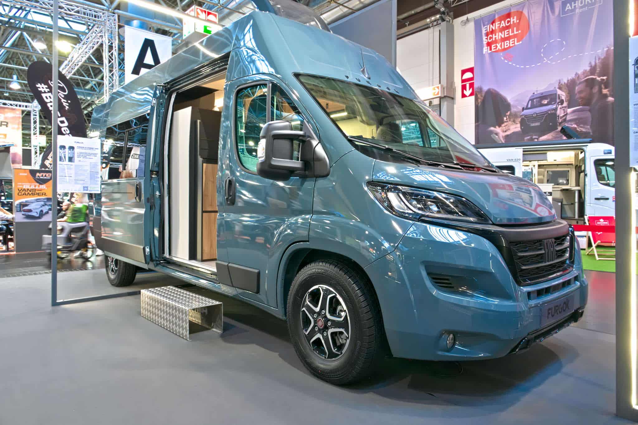 FURGOK X-LOUNGE 600+ (2025) : fourgon variable avec lit de pavillon électrique et salle de bain flexible