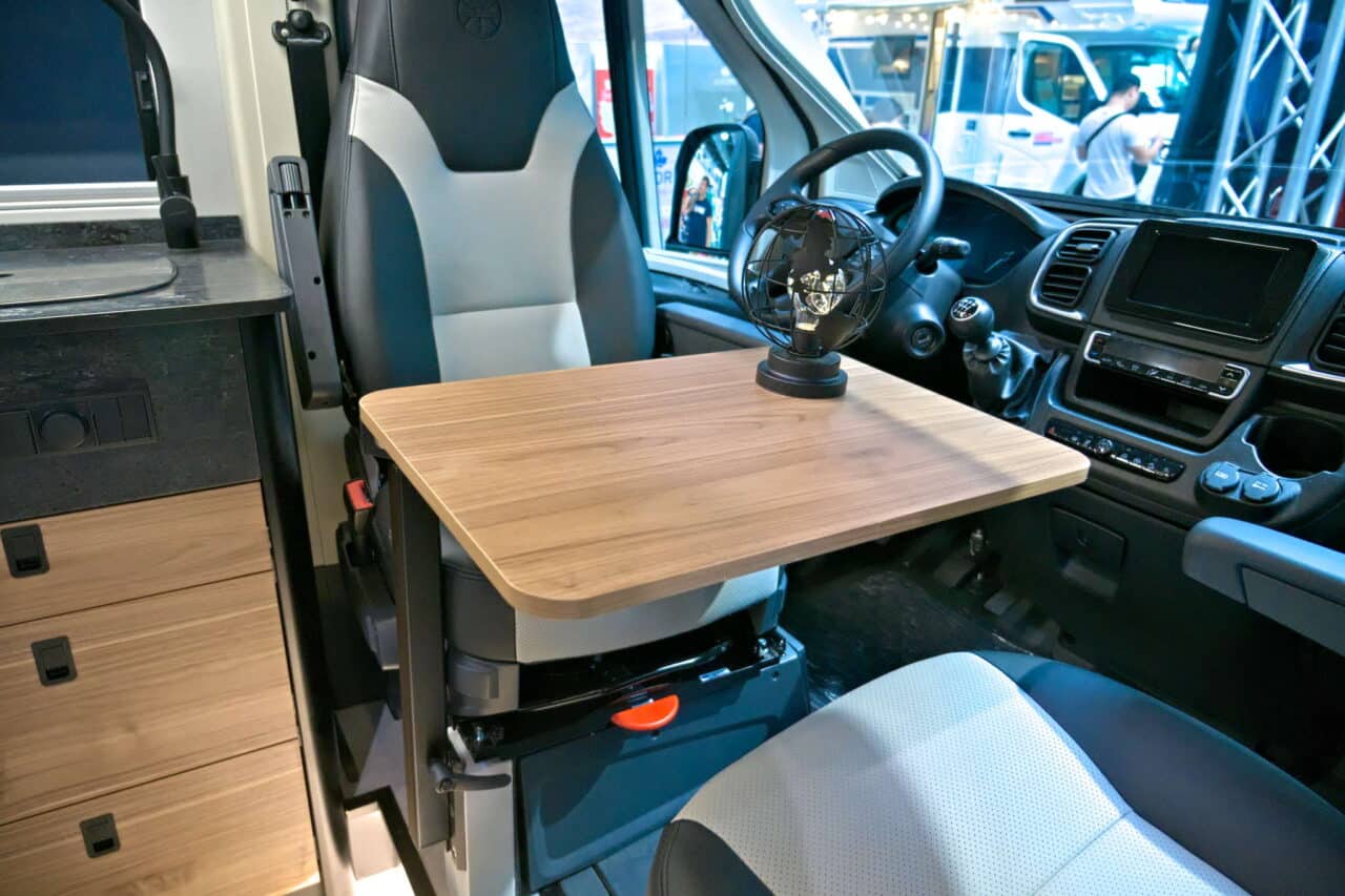 furgok x lounge 600 tisch fahrerkabine