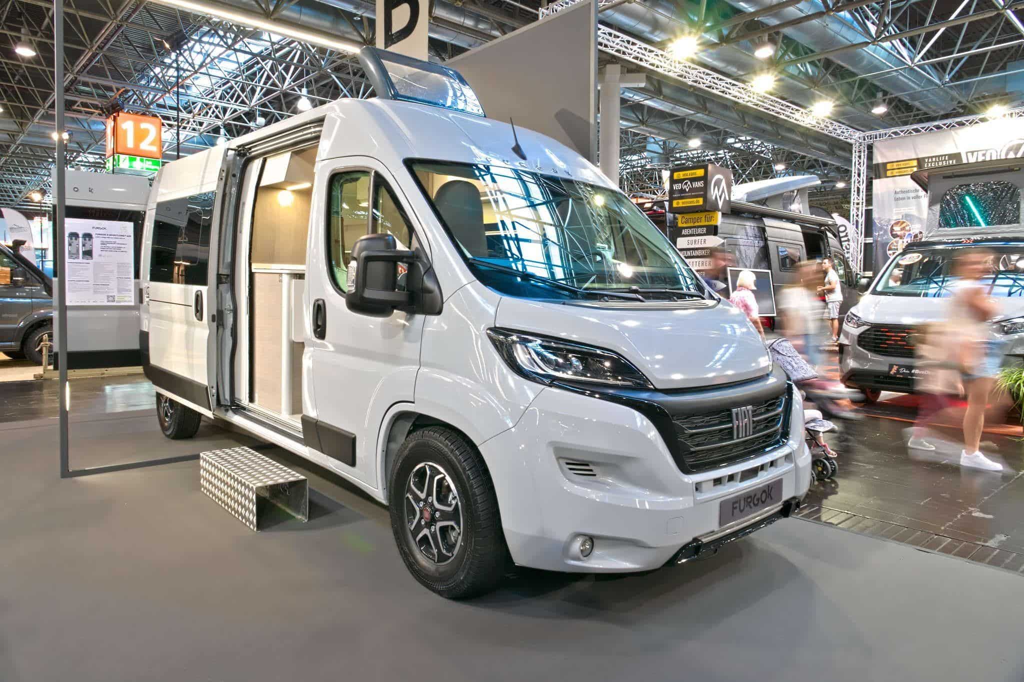 FurgoK X-Sportlong 600 (2025) – Fourgon pratique avec beaucoup d’espace de rangement et une douche pliante géniale