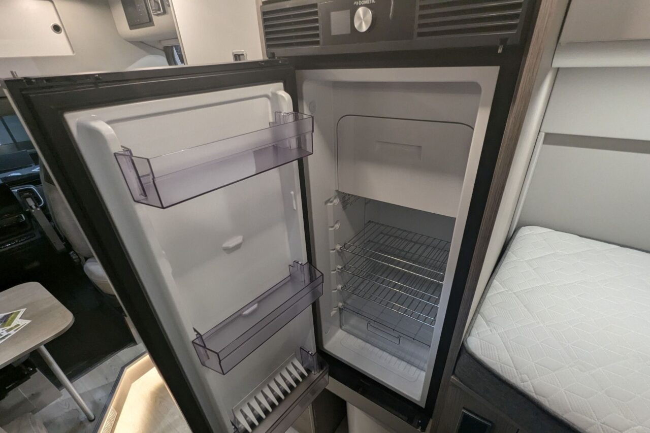 furgok x sportlong 600 caravan salon 2024 kueche kuehlschrank