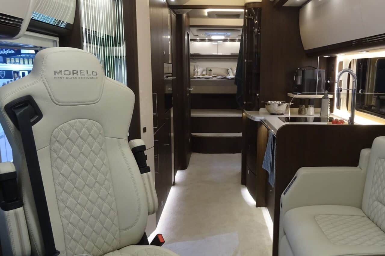 MORELO GRAND EMPIRE 26 T (2025) - Une locomotive de luxe superlative sur 3 essieux 3 morelo grand empire 26t interieur caravan salon 2024 c katja scholz 1