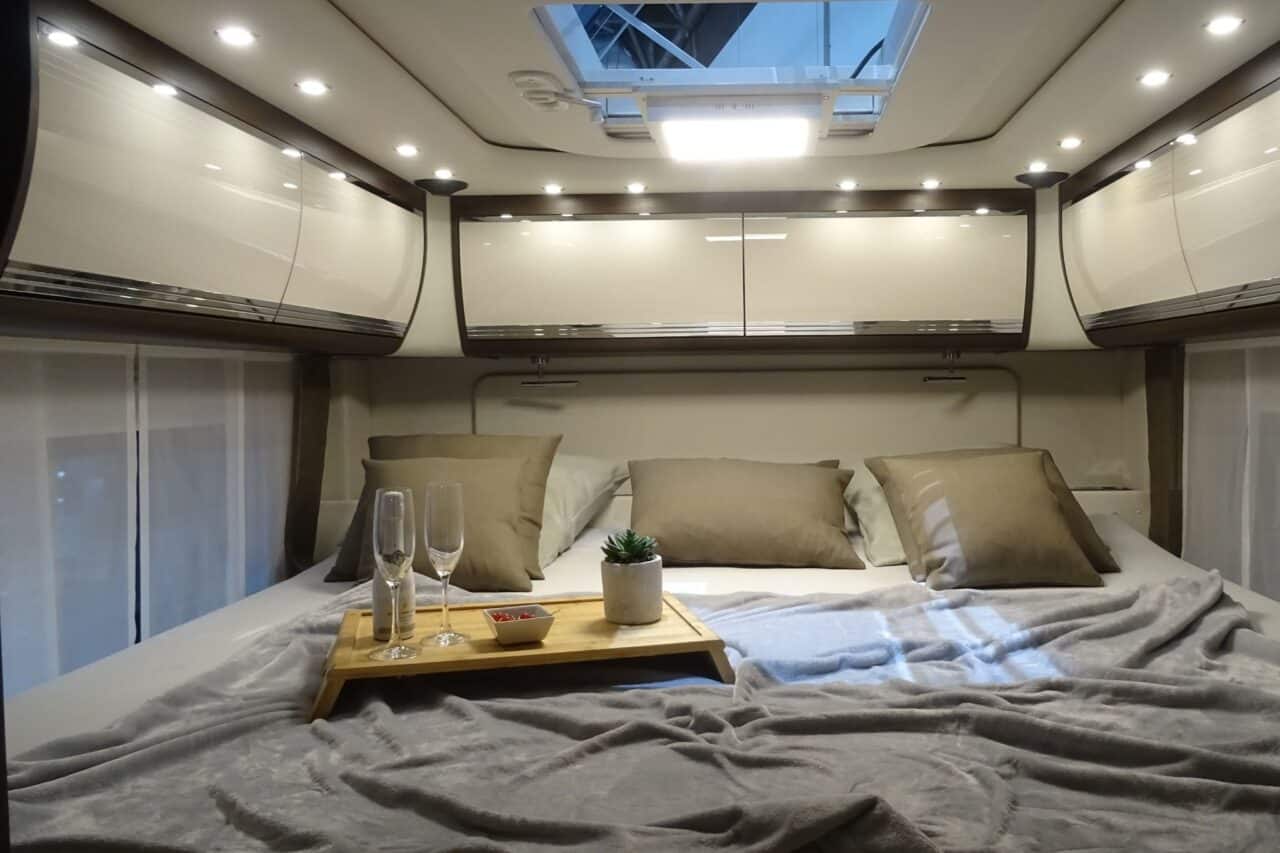 MORELO GRAND EMPIRE 26 T (2025) - Une locomotive de luxe superlative sur 3 essieux 5 morelo grand empire 26t schlafbereich caravan salon 2024 c katja scholz