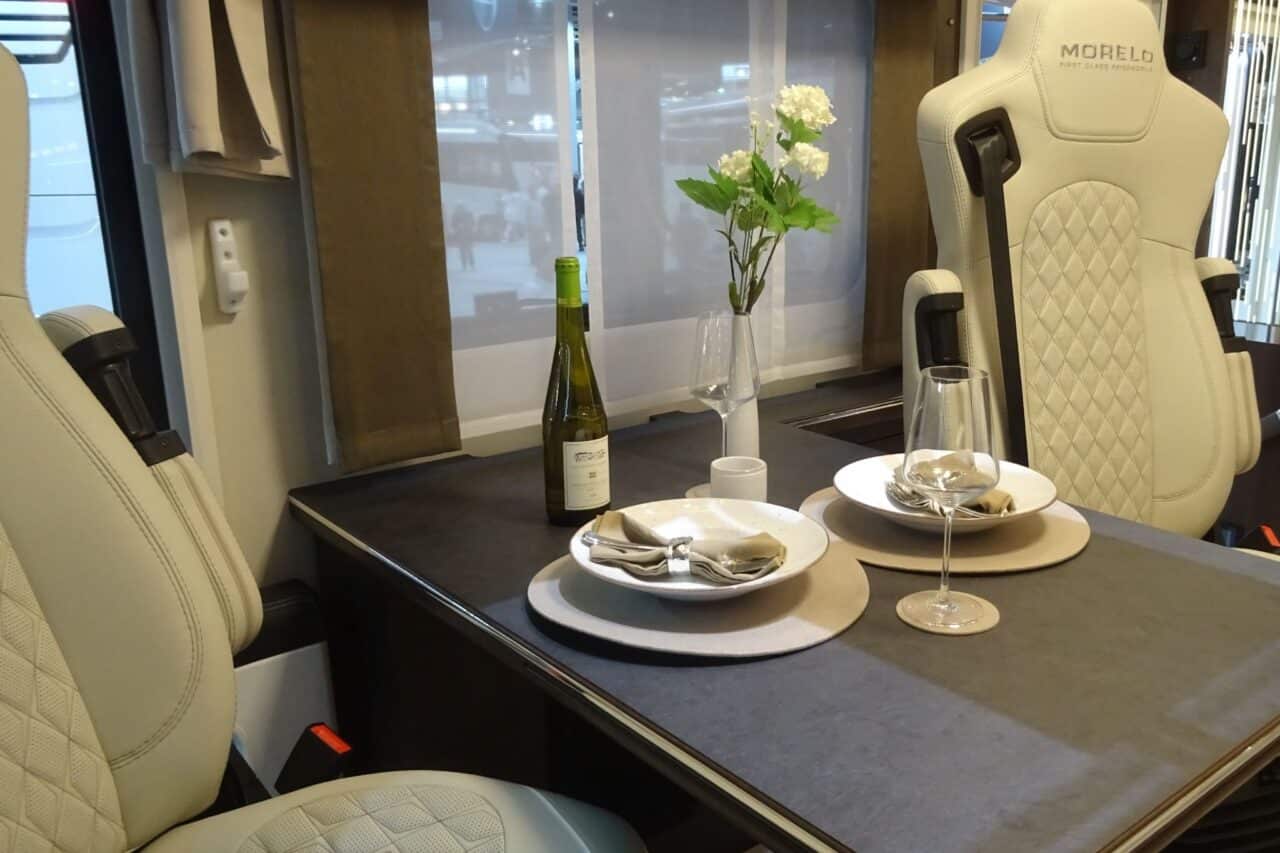 MORELO GRAND EMPIRE 26 T (2025) - Une locomotive de luxe superlative sur 3 essieux 1 morelo grand empire 26t sitzecke vorn caravan salon 2024 c katja scholz