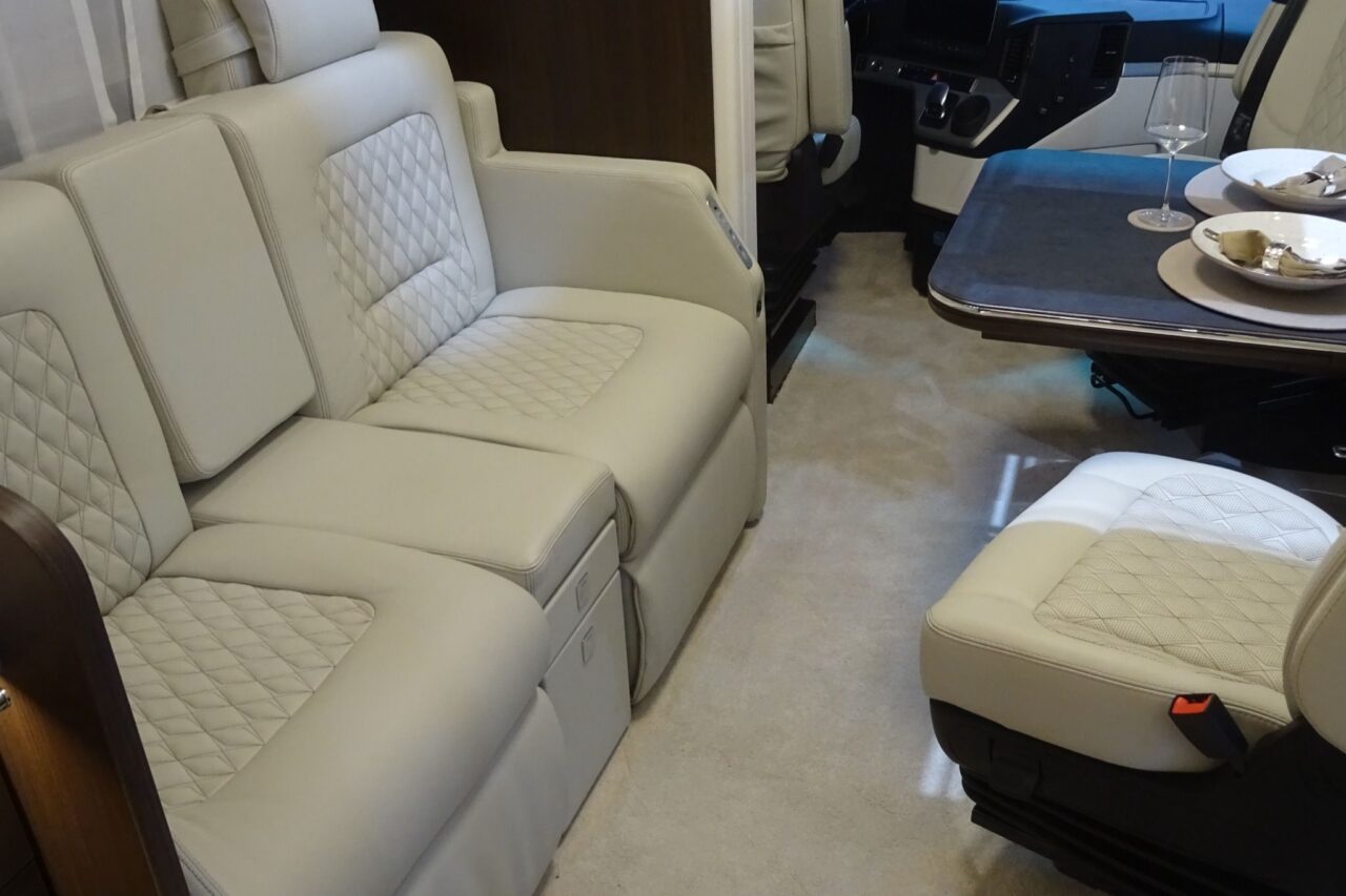 MORELO GRAND EMPIRE 26 T (2025) - Une locomotive de luxe superlative sur 3 essieux 2 morelo grand empire 26t sofa caravan salon 2024 c katja scholz