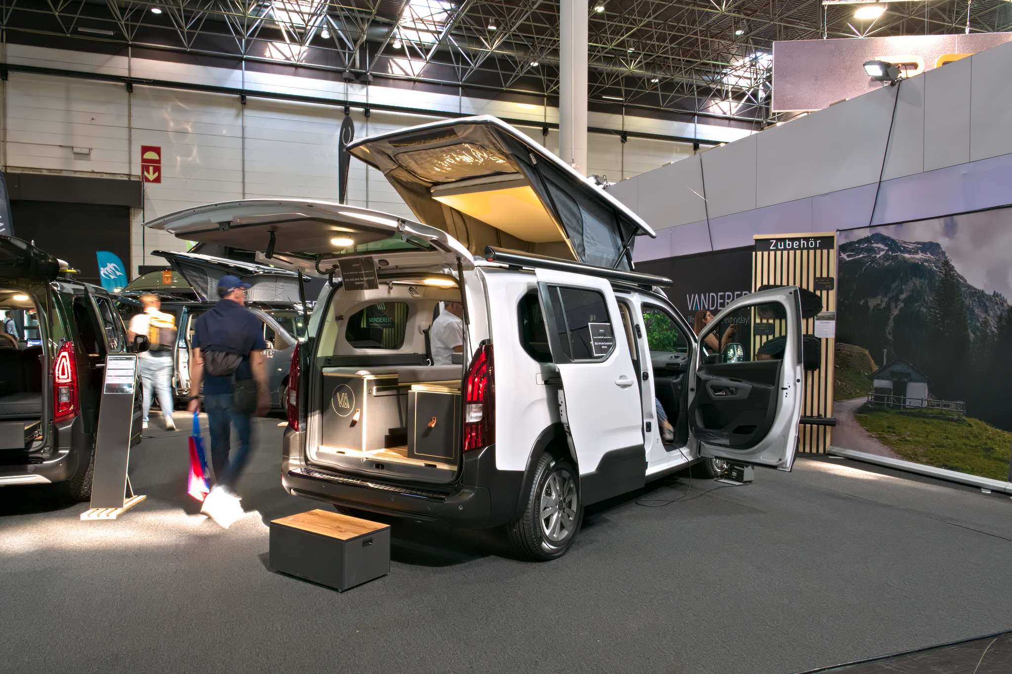 Vanderer One (2025) : mini-campeur compact avec structure modulaire et toit de couchage