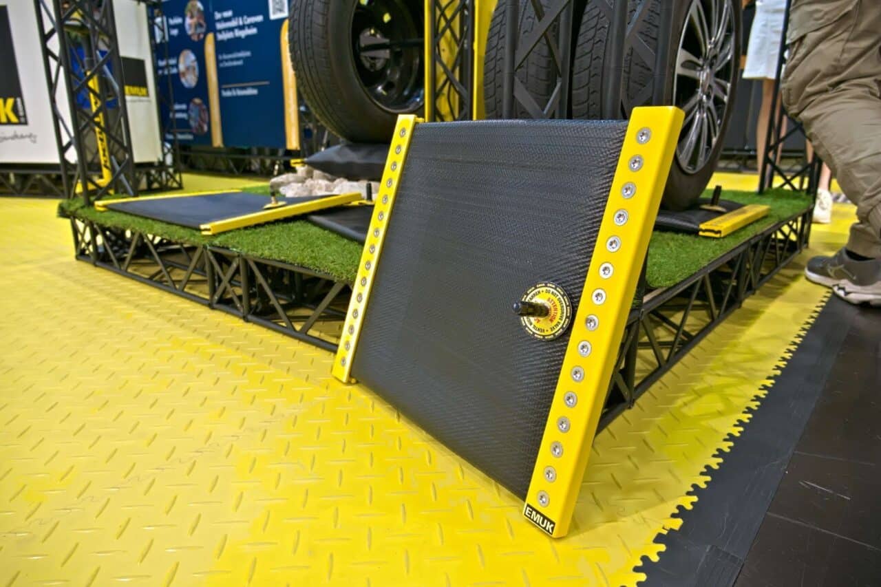 EMUK Coussins de levage Air-Lift (2024) - Coussins pneumatiques pour la mise à niveau des camping-cars et des caravanes 1 emuk luftkissen hebekissen air lift messestand caravan salon 2024
