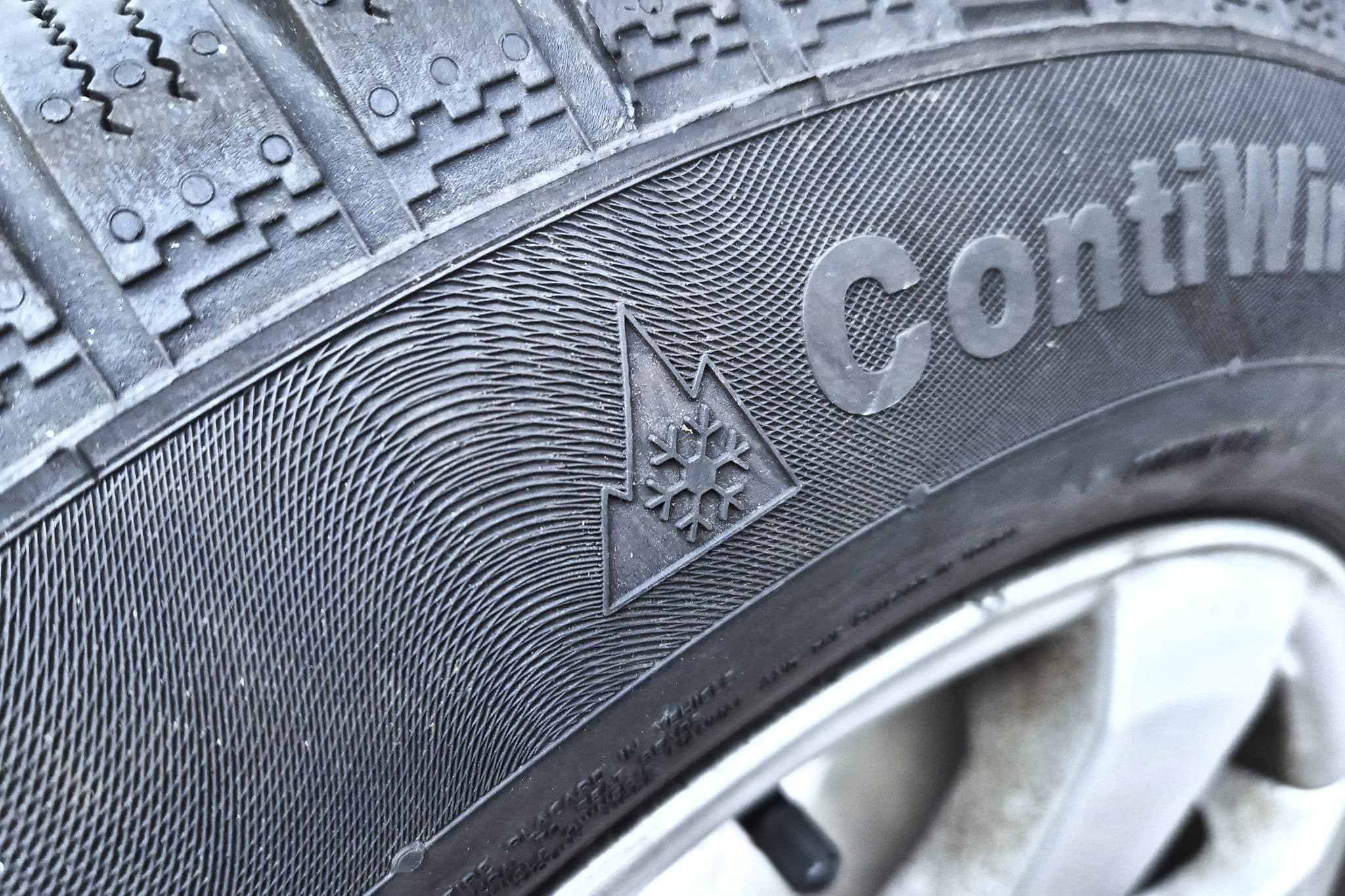 Pneus d’hiver obligatoires renforcés : ceux qui roulent sans le symbole Alpine risquent une amende
