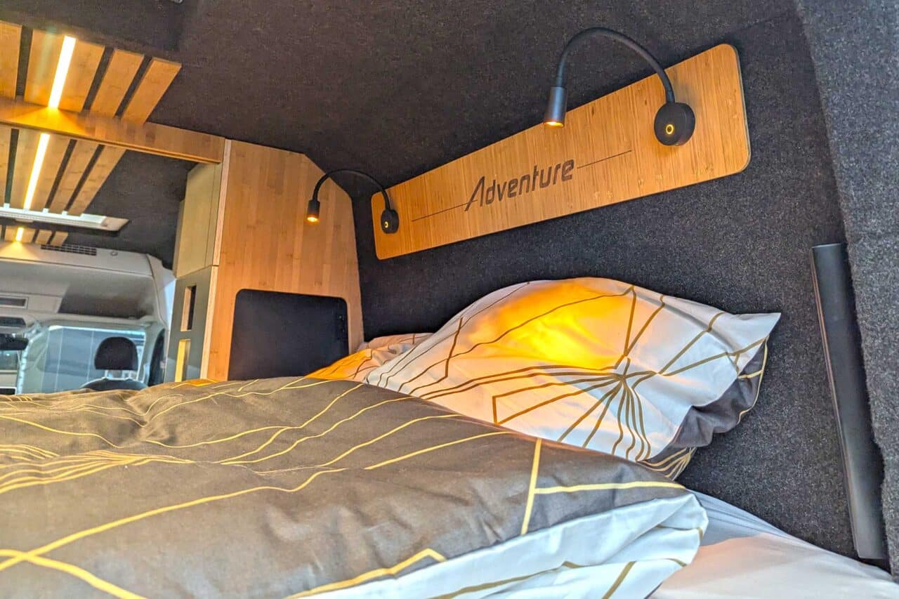 Alpine Cross Cabin Adventure Office (2026) au salon CMT 2025 - lit avec liseuses