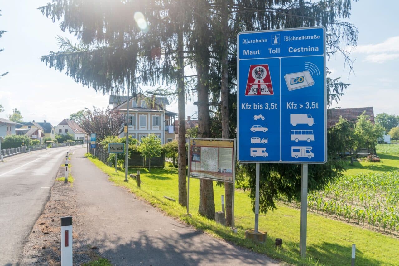 Maut in Österreich - Vignette, Straßenschild, Information