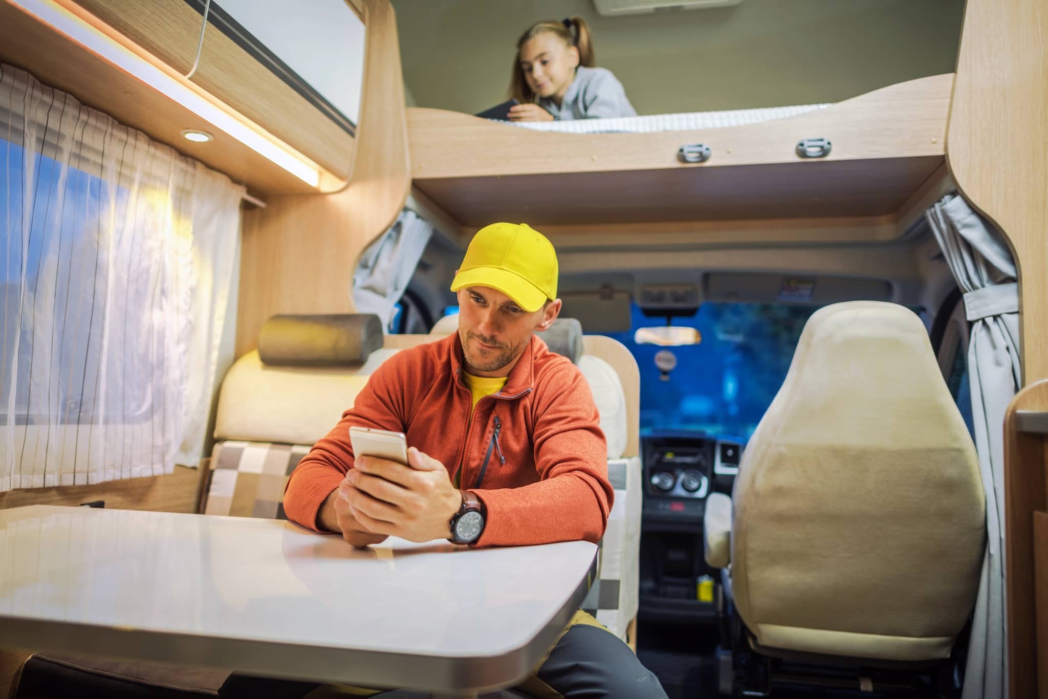 L’alimentation électrique dans le camping-car devient intelligente : contrôle total par téléphone portable avec le système intelligent AL-KO VTE Oanda