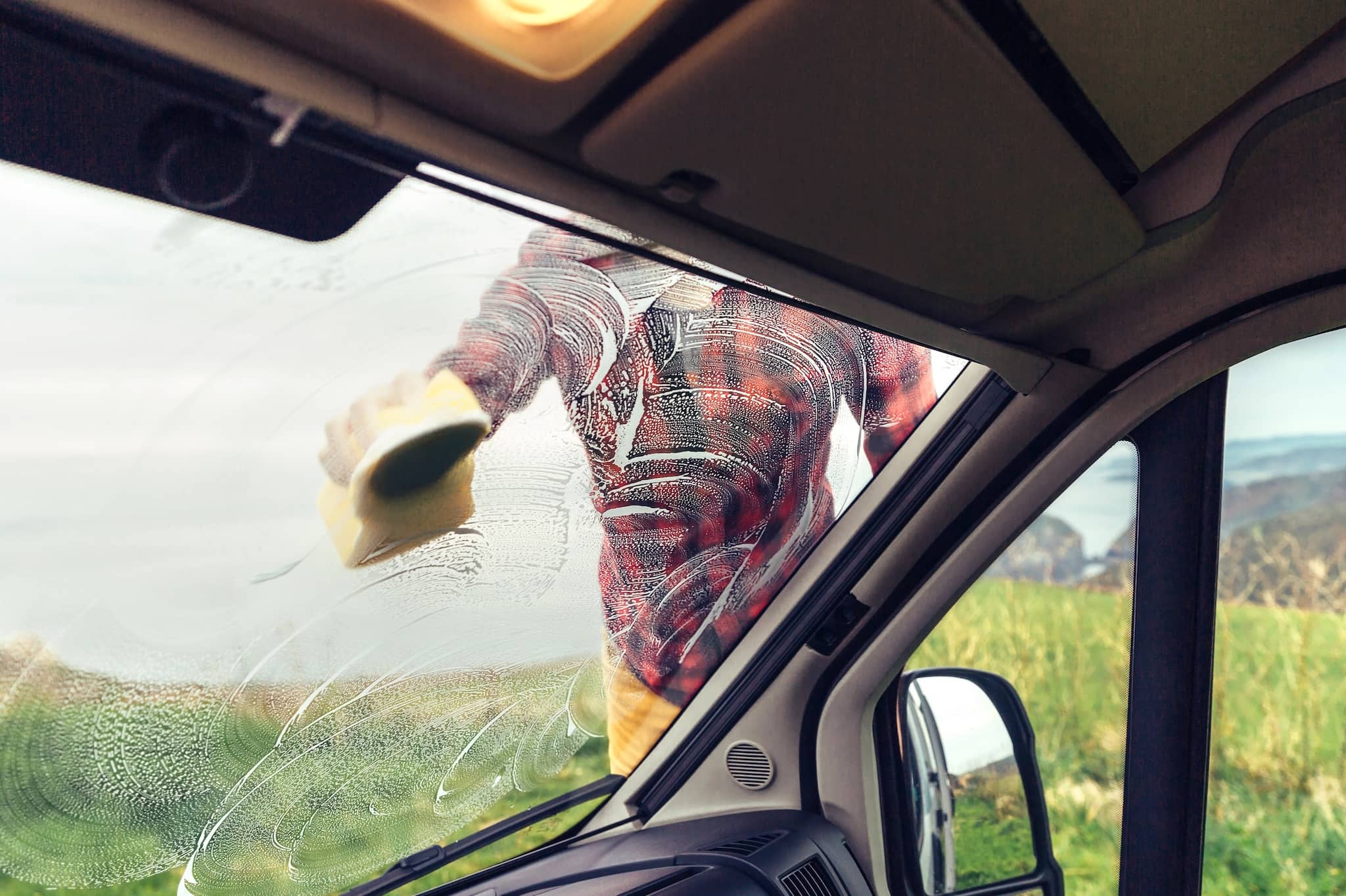Contrôle de printemps : remettre le camping-car et la caravane en service après l’hiver (avec check-list gratuite)